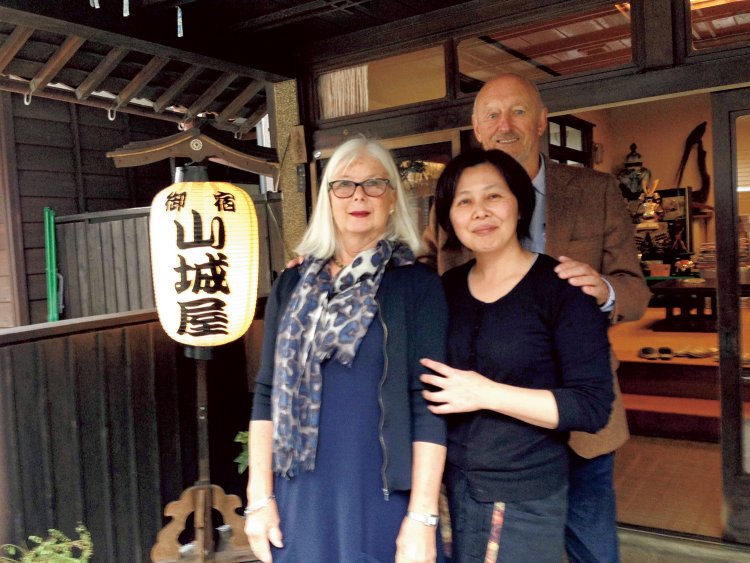 日本の家庭にホームステイしているようなフレンドリーさが人気。写真はフランスからのお客さん。