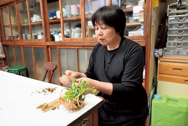 近くで採れた春の味覚、つくしや菜の花を下ごしらえする博美さん。　