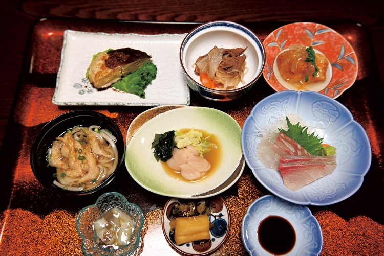 里山の温泉地のイメージだが、海の幸も豊富。