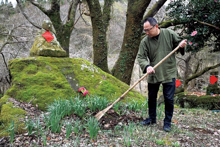 散歩中にたまたま見つけた弘法大師像。「竹ぼうきを持って、掃除に出かけるのが日課になりました」 と謙児さん。