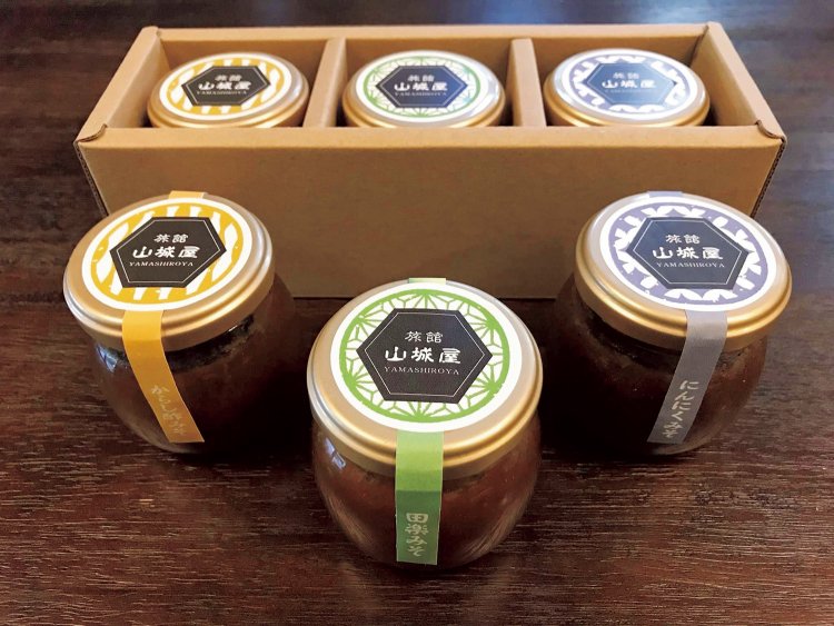 2021年にオンライン販売を始めた「大女将秘伝の味噌」。田楽みそ、にんにくみそ、からし酢みその3種類がある。