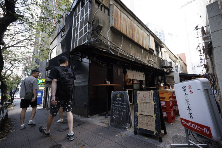 さくら坂の途中にあり、醸し出す雰囲気に若い人たちも訪れる。