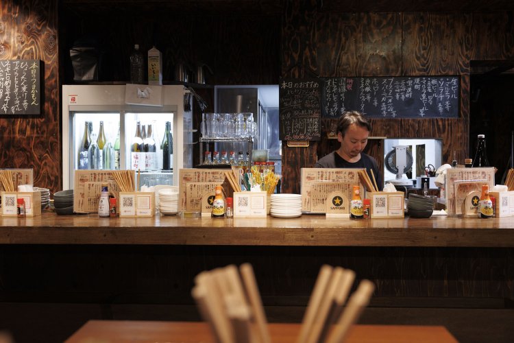 最大80人を収容可能。店内にあるレトロなポスターやBGMの歌謡曲など、昭和風だ。