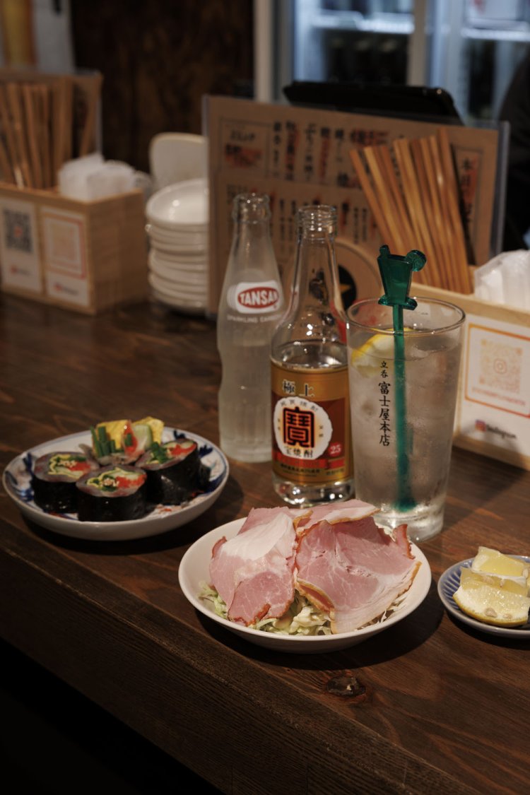 ハムキャ別400円、米を使わずにイワシとミョウガなどの薬味を合わせた鰯海苔巻850円、極上宝焼酎360㎖900円、炭酸150円。