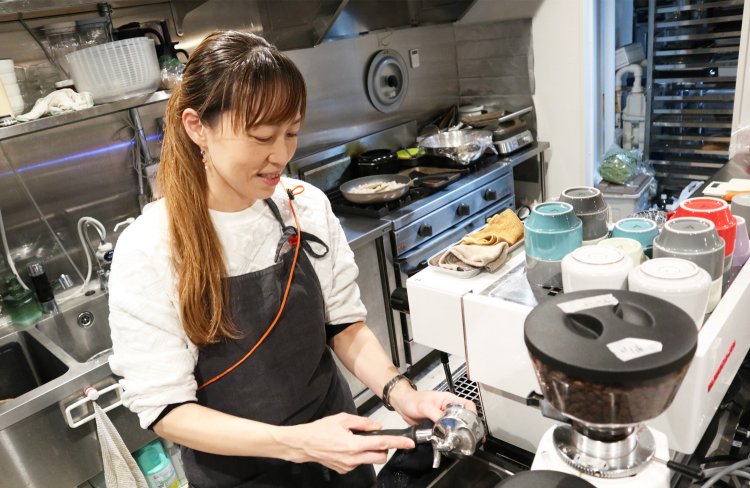 愛おしそうにコーヒーマシンの手入れをする向殿さん。スタッフ不在の日は、ワンオペでお店を回すことも多いのだとか。