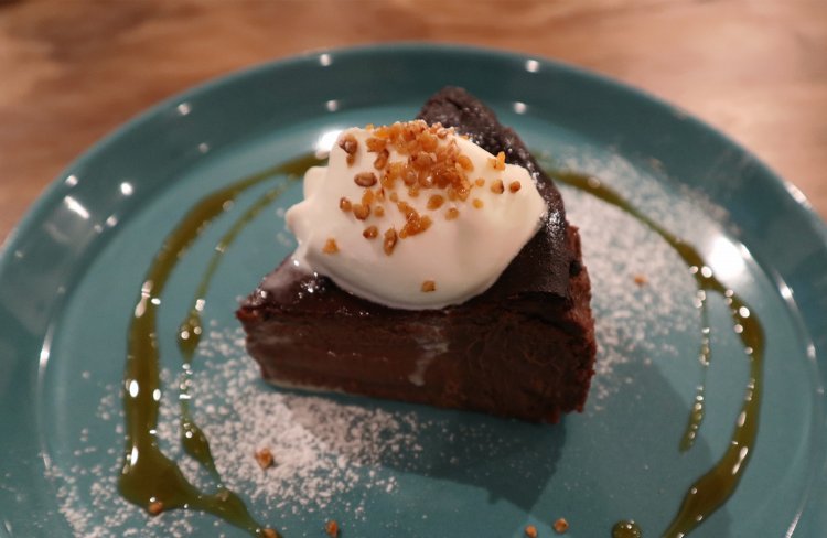 バスクチーズケーキ650円。風味高いココナッツシュガー入りのチョコパウダーを使用。濃厚な甘さと、とろけるような口当たりが堪らない。