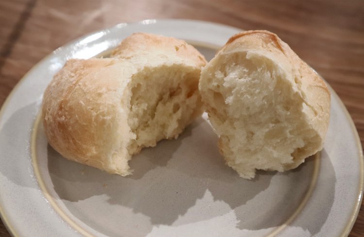 2つに割るのにちょっと手こずるほどの弾力がある、もちもちのお手製パン。