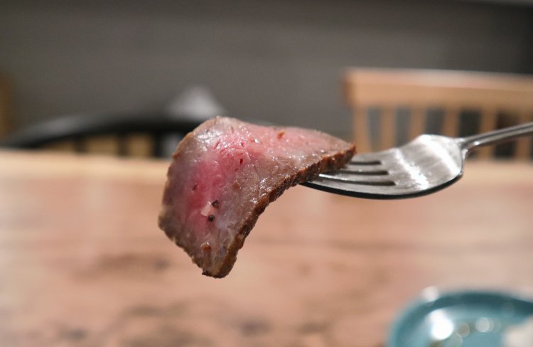 フォークで持ち上げてみるとつややかな肉感がよくわかる。噛めば噛むほど口の中にジューシーな旨味が広がる、高級店顔負けのローストビーフ。