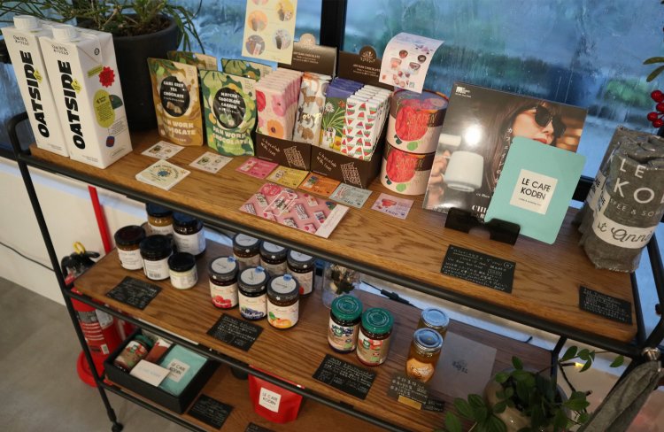 イートイン、テイクアウトのほか、店内ではオーナーこだわりのコーヒーやチョコレートなども購入できる。家族や友人へのちょっとしたギフトにいかが？