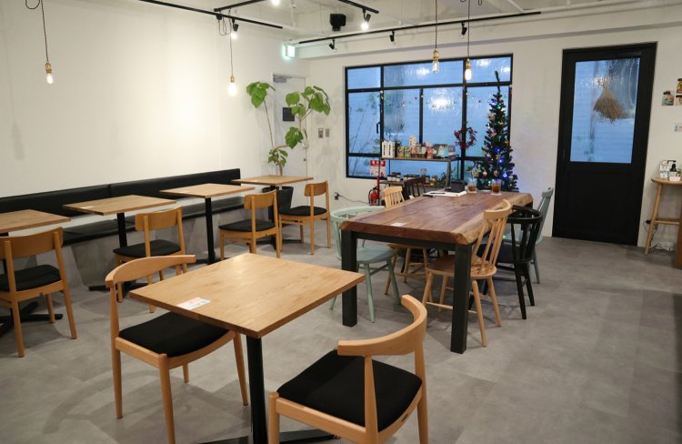 オーナーのセンスの良さがきらりと光る、スタイリッシュな店内。