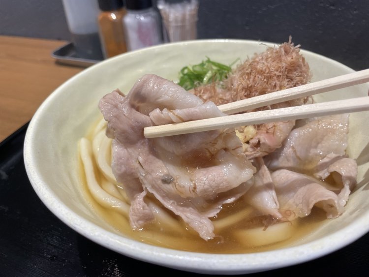 一番人気の肉うどん（温）650円。千葉県の銘柄豚、林SPFの肉が柔らか甘く、ツユとの相性も抜群だ。
