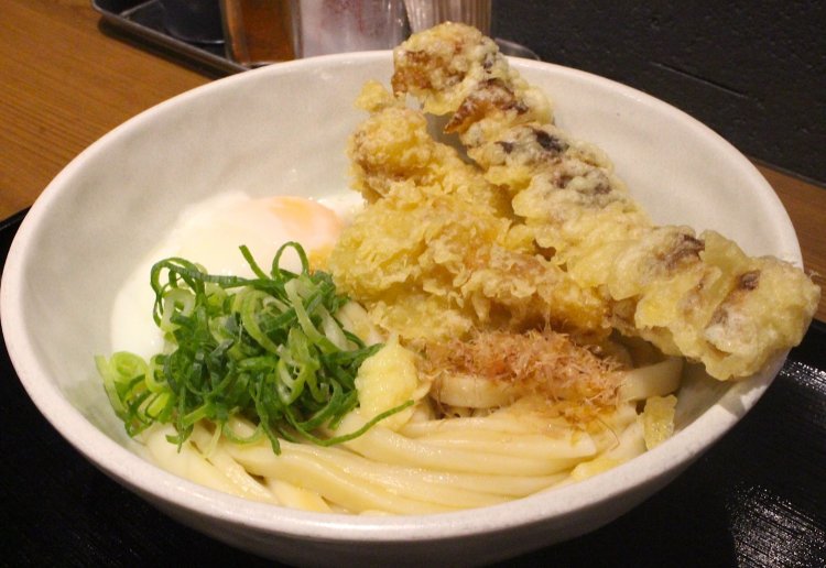 温かい温玉鶏ちくわ天ぶっかけ590円。自家製のかえしが、またうまい。