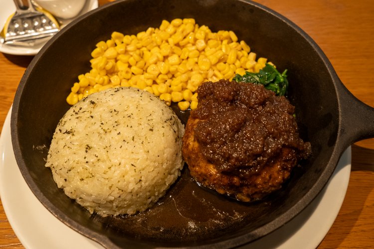 ランチのハンバーグ、がっつり黒はスープとサラダもついて1700円。ハーブライスはオレガノとバジル入り。