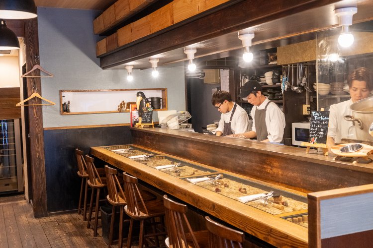 店内は広く、カウンター席も。