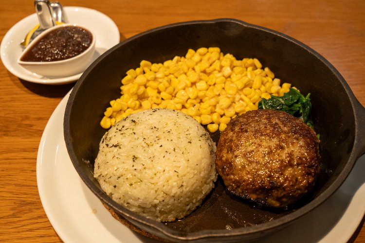 ランチのハンバーグ、がっつり黒はスープとサラダもついて1800円。ハーブライスはオレガノとバジル入り。