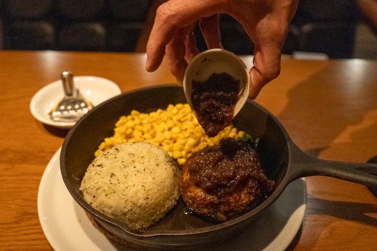 ソースが立てるジューっという音も食欲をそそる！