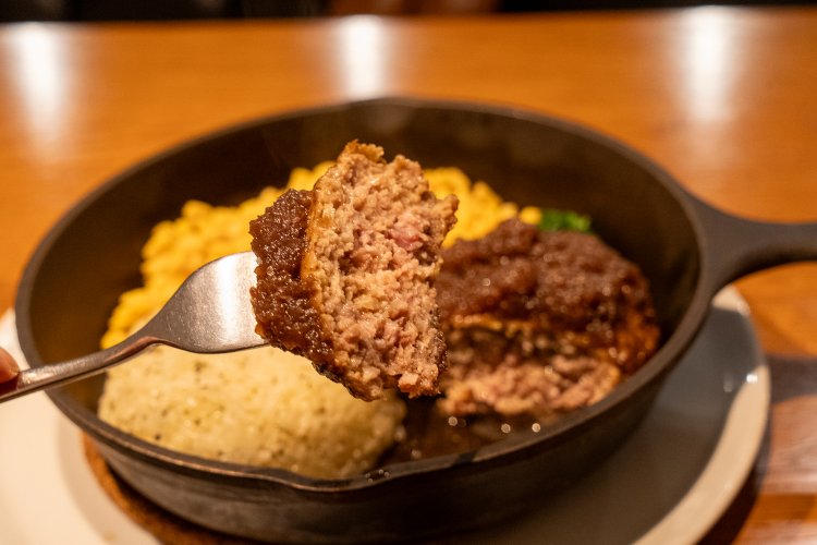 余計なつなぎは使っていないシンプルなハンバーグだ。