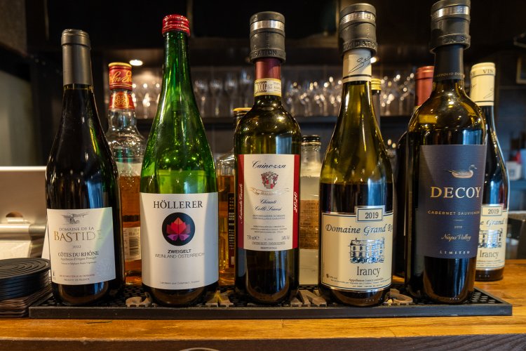 グラスワインは常に10種類近く提供。