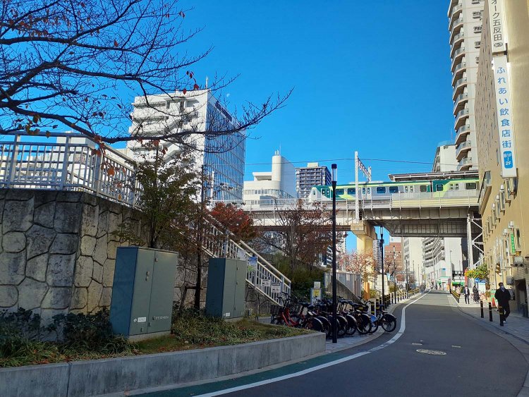 《東京近郊リリーさんぽ その1》第11作で母親に会うためリリーが訪れたのは、五反田駅近くの目黒川沿いに建つアパート。映像では場末感ハンパねえって様子だが、今ではちょっとした遊歩道に。