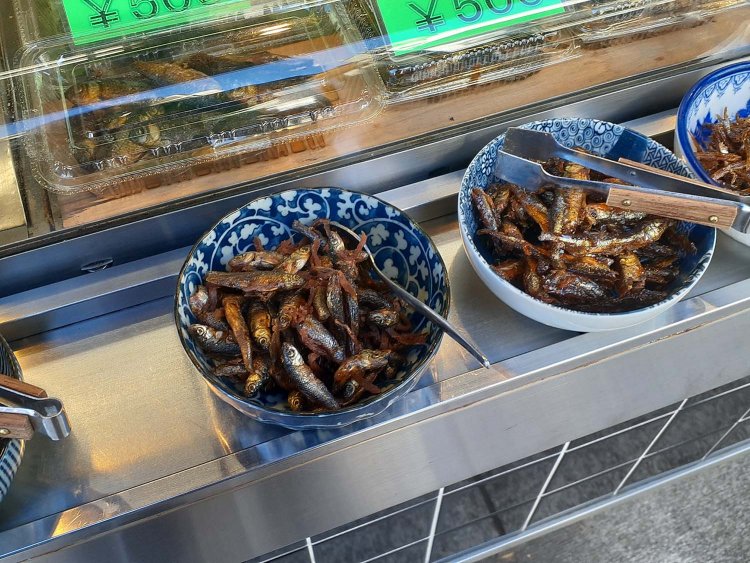 《東京近郊リリーさんぽ その4》 第25作で寅さんがリリーを心配して沖縄に行った際、おばちゃんは手製の川魚の佃煮を持たせる。その佃煮はおよそこんな感じか？　帝釈天参道の「大島屋」さんにて。