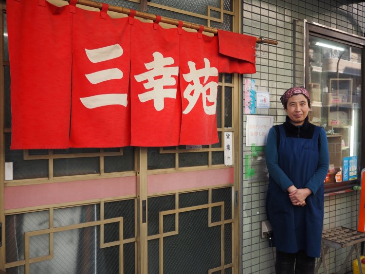 店長の永野雅子さん。インタビューの最中も常に笑顔でパワフル。言葉の節々にお店とお客様への深い愛情が感じられる素敵な方だった。