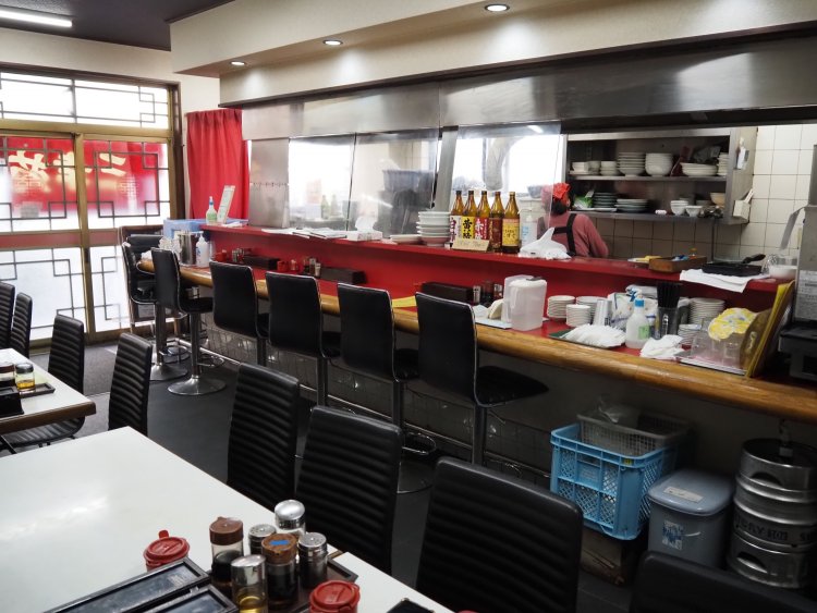 昔から変わらないという赤いカウンター。温かく気持ちの良い「いらっしゃいませ」の声が出迎えてくれた。