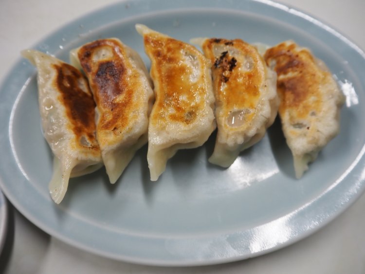 手作りのラー油でいただく、もちもちの餃子。