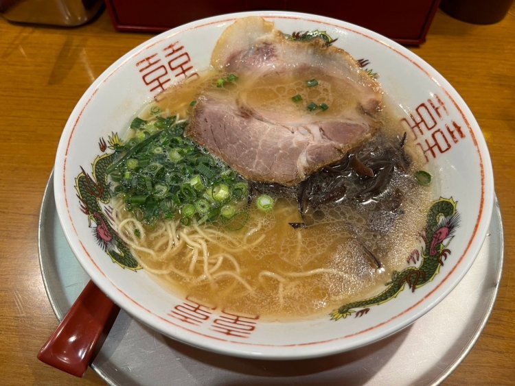 屋台ラーメンの味、ガツンラーメン（白）700円。