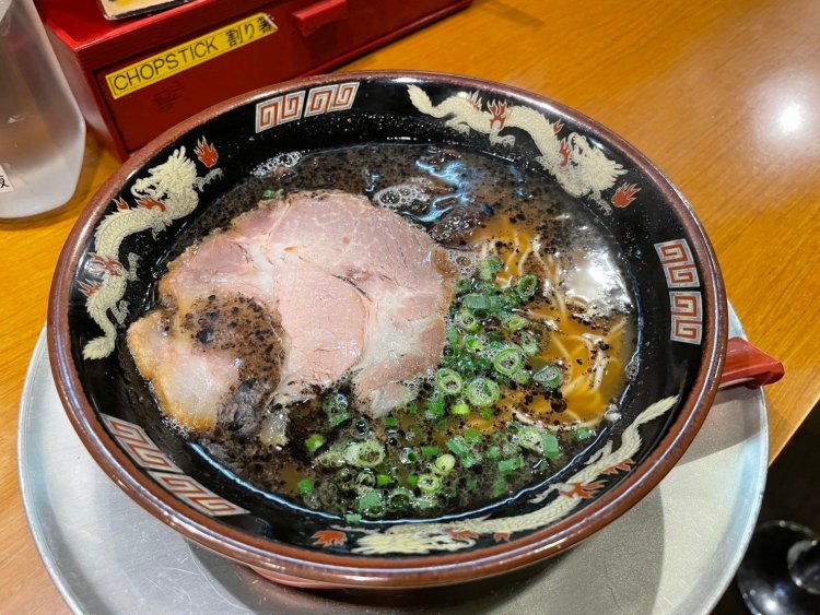 焦がしニンニク油（マー油）が病みつきになる“黒ラーメン”。