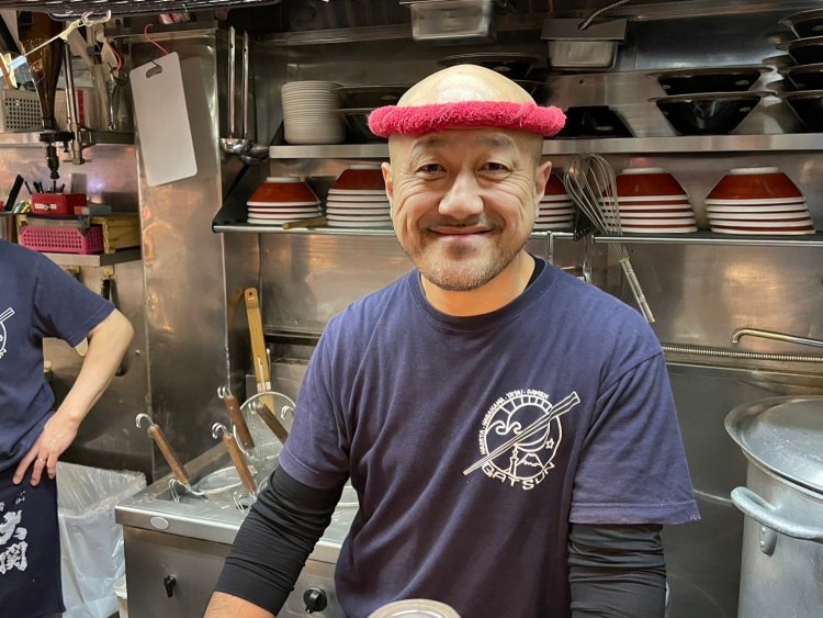 やさしい笑顔の大将、慶造さん。