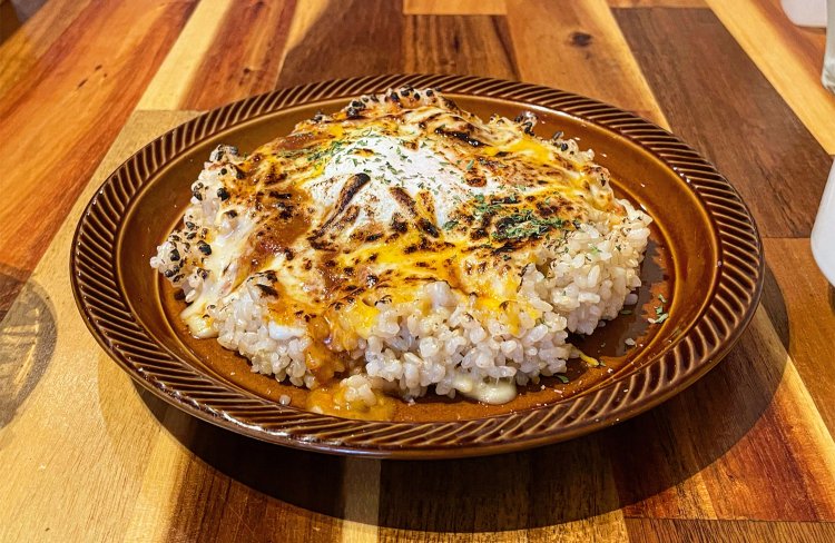 香ばしい匂いのカレードリア。玉子に到達するとまろやかなコクで味の変化を楽しめる。