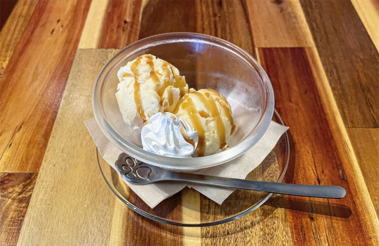 キャラメルソースをかけたバニラアイス400円。