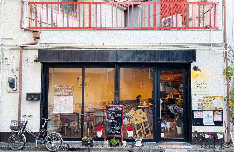 『CAFE TANTON』外観。全面ガラス張りで入りやすい雰囲気。