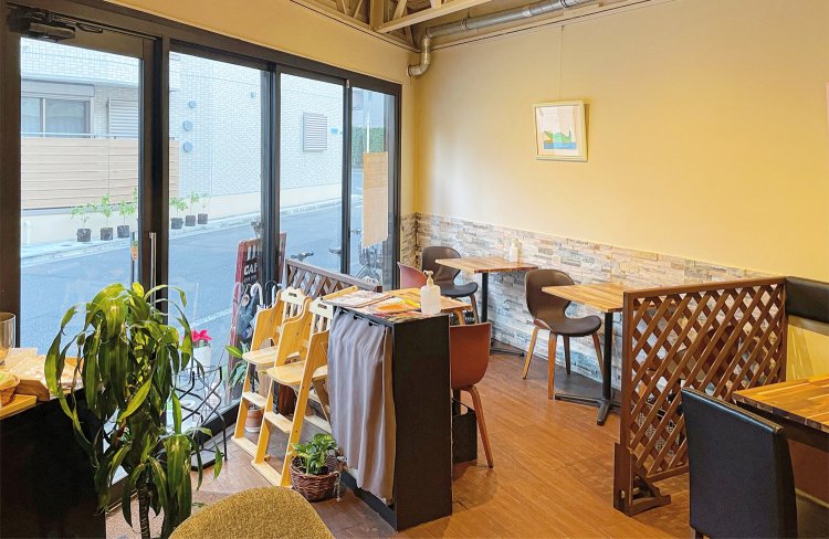 落ち着いた雰囲気の店内。壁にはお客さんの知人が描いた絵が飾られている。