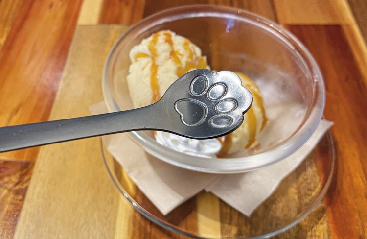 スプーンはかわいい猫の肉球。