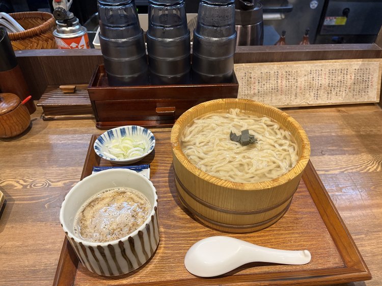 出来立ての麺とスープを味わうためにトッピングを別皿にし、全てをお盆にのせる定食スタイル。