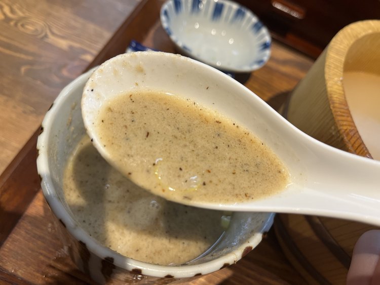 魚をまるごと使用した超濃厚スープ。