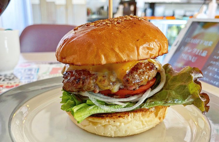 見事なフォルムのコルビージャックチーズバーガー1640円。