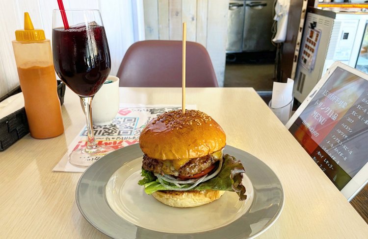 コルビージャックチーズバーガー1640円と赤ワインのようなぶどうジュース。特製のハンバーガーソースも。