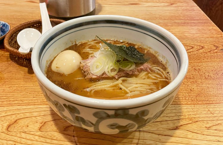 煮干しの香り高い味付きたまごらーめん900円。