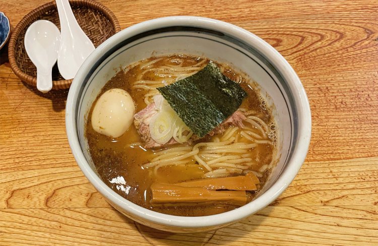 煮干しの香り高い味付きたまごらーめん950円。