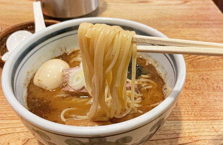 麺は中太ストレート。濃厚スープによく合う。