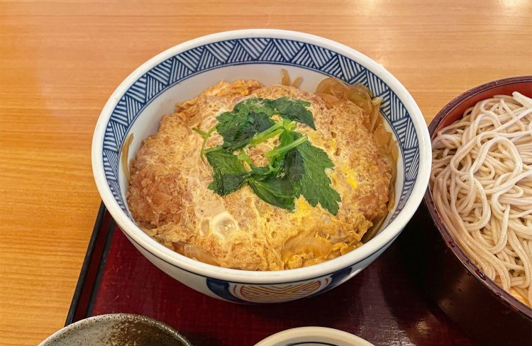 やわらかく煮込まれた玉ねぎの甘み、三つ葉のほろ苦さもほどよいアクセントとなり、これぞ日本のかつ丼。