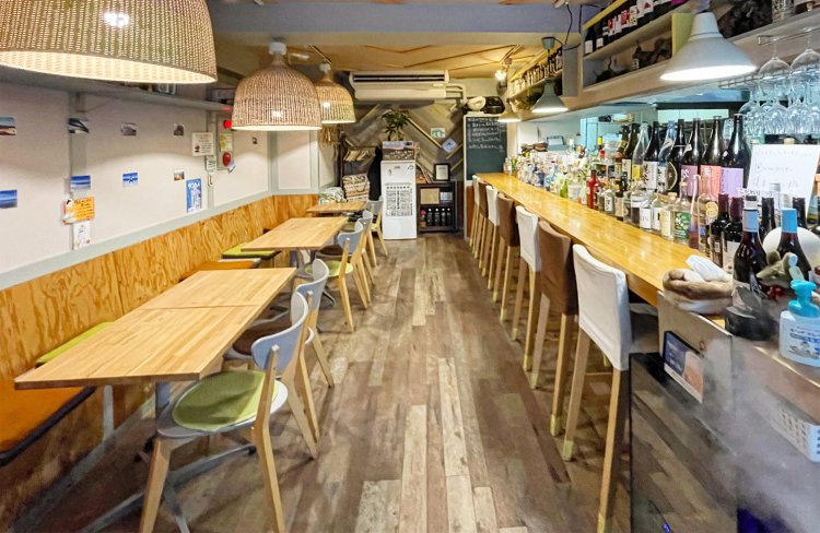 ウッディな雰囲気の店内。