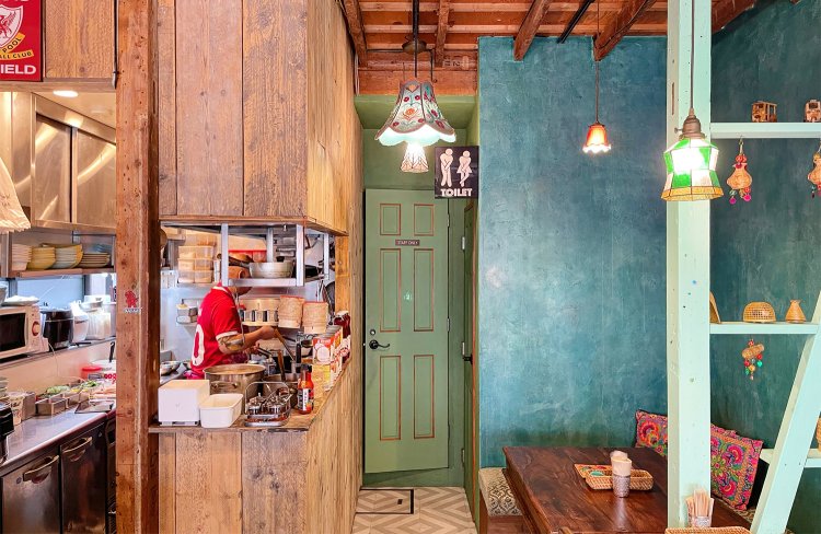 店内とキッチン。