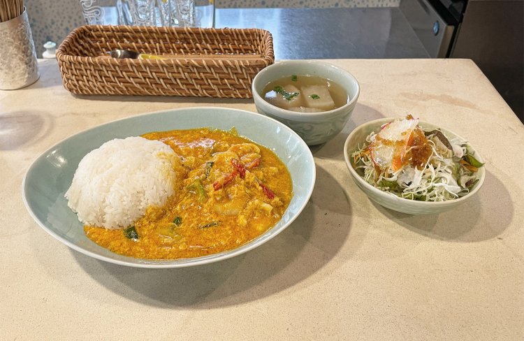 ランチの人気メニューで辛さのないタレーパッポンカリー1350円。