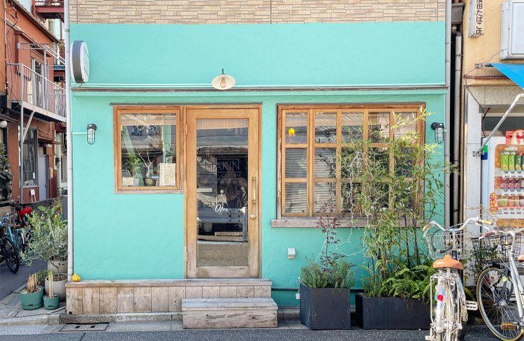 鮮やかなブルーの外観。