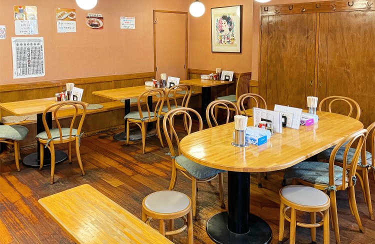 食堂をほうふつとさせる店内。
