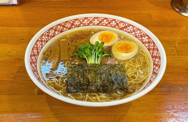 正に王道の醤油ラーメン、支那そば醤油味800円。