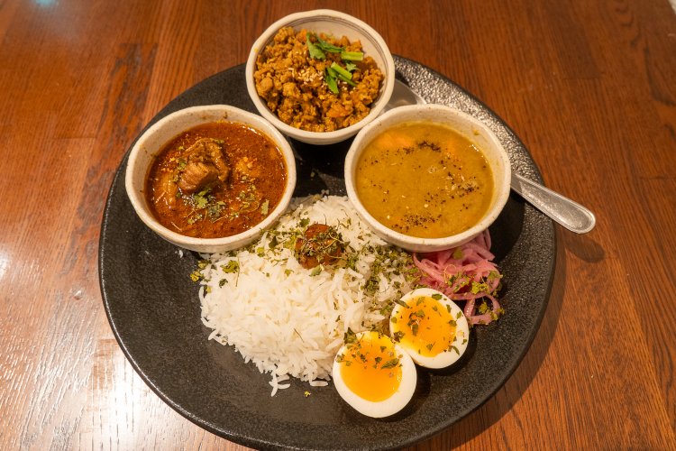 カレー３種は1540円。梅干しアチャール50円、平飼い玉子のピクルス160円。紫玉ねぎのピクルスは必ず付いている。